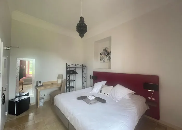 Hotell Logis Restaurant Le Domaine De La Regaliere