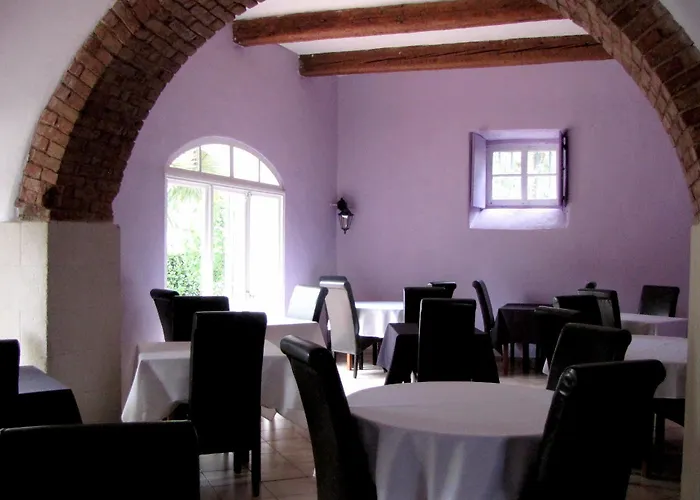 Hotell Logis Restaurant Le Domaine De La Regaliere